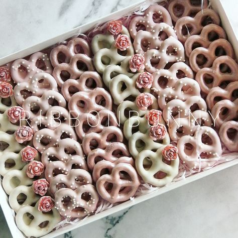 Chocolate dipped mini pretzels Pretzels With Chocolate, Pretzels Dipped, Deserts Cupcakes, Dipped Pretzels, Chocolate Dipped Pretzels, Pretzel Dip, Mini Pretzels, Diy Gift Set, Chocolate Pretzels