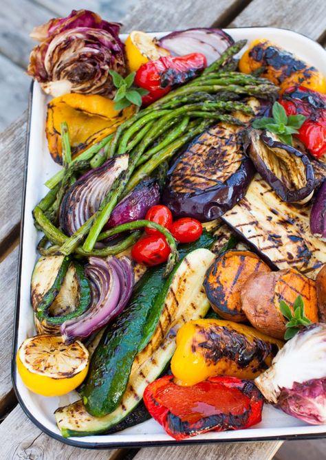 Vegetables Platter, Grilling Vegetables, Grilled Vegetable Recipes, Grilled Carrots, Grilling Recipes Sides, Healthy Grilling Recipes, Summer Veggies, Seasonal Produce, Healthy Grilling