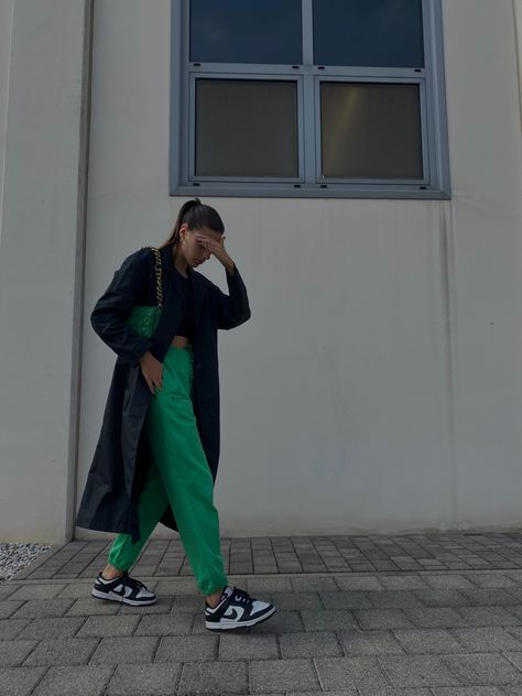 Green Dunk Low Outfit, Green And Black Sneakers Outfit, Nike Dunks Work Outfit, Nike Dunk Low Green Outfit, Green Dunks Outfit, Nike Dunks Outfit Woman Street Styles, Nike Dunks Low Outfit Woman, Outfit Pantalon Verde, Nike Dunk Low Outfit Woman