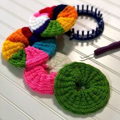 Loom Knitting Scrunchies, Loom Knit Scrunchies, Loom Knit Projects, Knitting Loom Projects, Loom Knitting For Beginners, Loom Knitting Pattern, Knit Loom, Round Loom Knitting, Loom Yarn