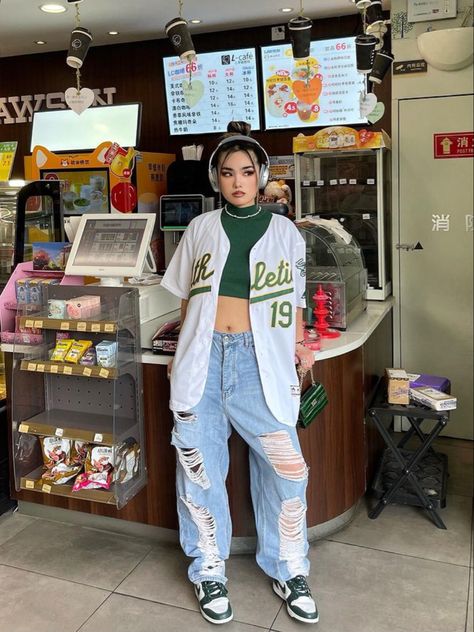 Hypebae Outfit, Baseball Jersey Outfit Women, Baseball Shirt Outfit, Baseball Jersey Outfit, Drippy Fits, Football Jersey Outfit, Creative Outfits, Rapper Style, Drip Drip