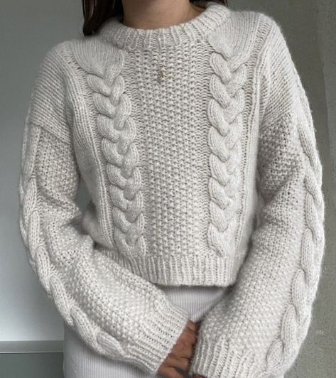 A fall full of cable knits - Knitandnote Cable Sweater Pattern Free, Cable Knit Sweater Pattern Free, Chunky Knit Sweater Pattern, Timeless Knitwear, Cable Knit Sweater Pattern, Cable Knitting Patterns, Knitwear Trends, Chunky Cable Knit Sweater, Chunky Knitting