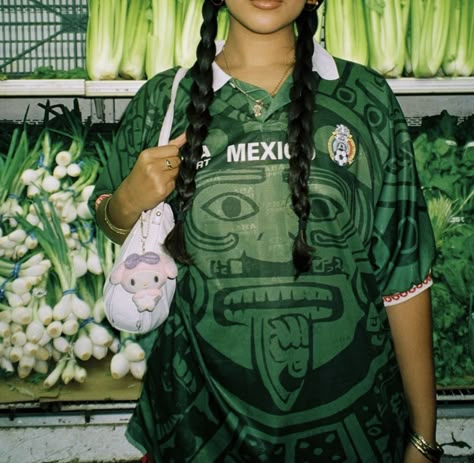 Early 2000s Hip Hop Fashion, Mexican Girl Aesthetic, Mexican Clothing Style, 2000s Hip Hop Fashion, Latina Culture, Mcbling Fashion, Chola Style, Chicana Style, Mexican Fashion