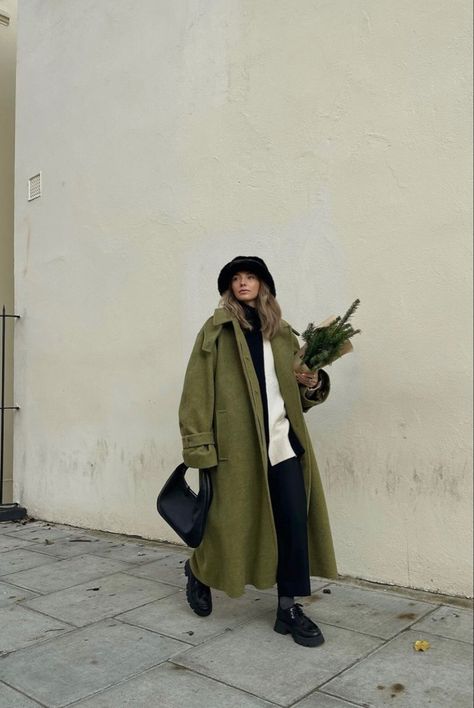 black leather handbag, spring and fall outfit, white button-up shirt, trench coat wool Loafers Winter Outfit, Fall Essentials Wardrobe, Olive Green Winter Coat, Green Coat Outfit, Loafers Winter, Chloe Hayward, Dark Green Coat, Green Winter Coat, Relaxed Fashion