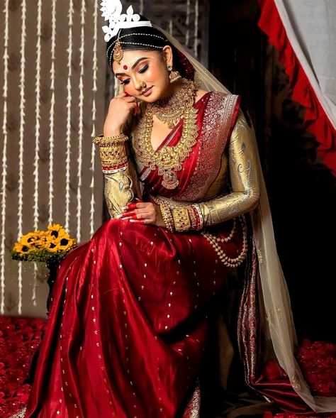 12+ Bengali Brides That Are Absolutely Stunning! - SetMyWed Bengali Sabeki Bridal Look, Dusky Bengali Bride, Benarasi Saree Bengali Reception, Bengali Wedding Decor, Benarasi Saree Bengali, Modern Bengali Bride, Red Saree Bridal Look, Bengali Bride Saree, Bengali Bride Traditional Look