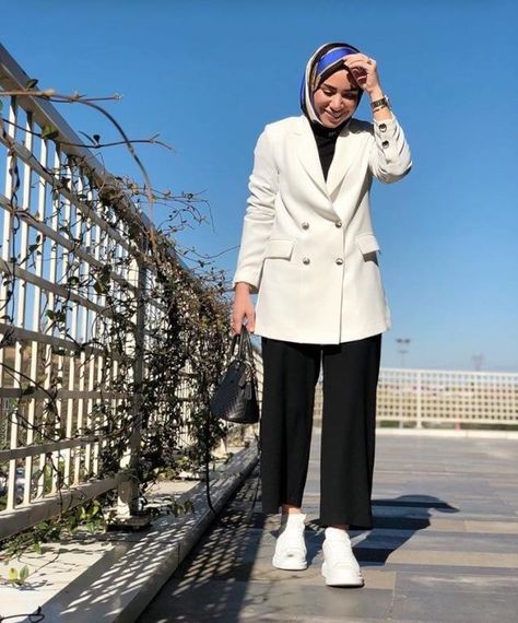 Elegant outfit White Vest Outfit, Blazer Outfits Casual, Simple Style Outfits, Fasion Outfits, Stylish Suit, Suit For Women, Casual Wear Dress, Muslim Fashion Hijab, Fashion Muslim