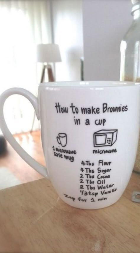 Brownie in a mug Brownies In A Cup, How To Make Brownies, Brownie Cups, Mug Recipes, How To Make Cookies, Yummy Food Dessert, Diy Food, Food Hacks, Cooking Tips