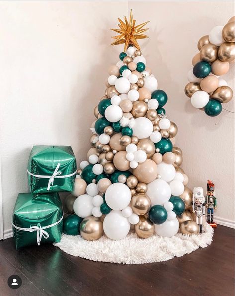 Balloon Decoration Ideas, Balloon Christmas, Balloon Tree, Pretty Balloons, Christmas Balloon Decorations, Holiday Balloons, Photo Backdrop Christmas, Christmas Stage, Diy Balloon Decorations