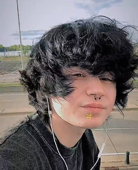 Chubby Emo Boy, Nb Hairstyles, Chubby Transmasc, Transmasc Haircut, Ftm Haircuts, Androgynous Haircut, Transition Goals, Androgynous Hair, Gender Envy