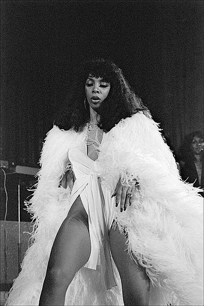 Donna Summer, disco queen in 1970's style. Gotta love to love her, baby... Donna Summers, American Hustle, Donna Summer, Vintage Black Glamour, Black Hollywood, Black Culture, Vintage Glamour, White Photo, Cabaret