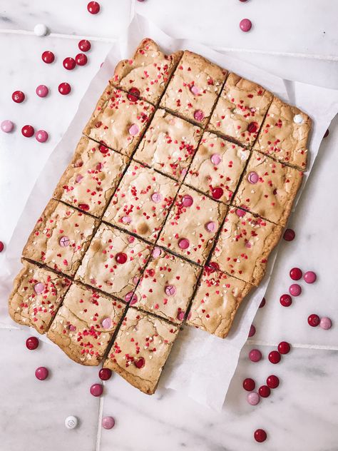 Valentine’s Day Blondies, Valentines Day Blondies, Blondies Recipe Easy, Blondie Bars, Blondie Bar, Baking Treats, Yummy Deserts, Valentine's Ideas, Cupcake Cake Designs