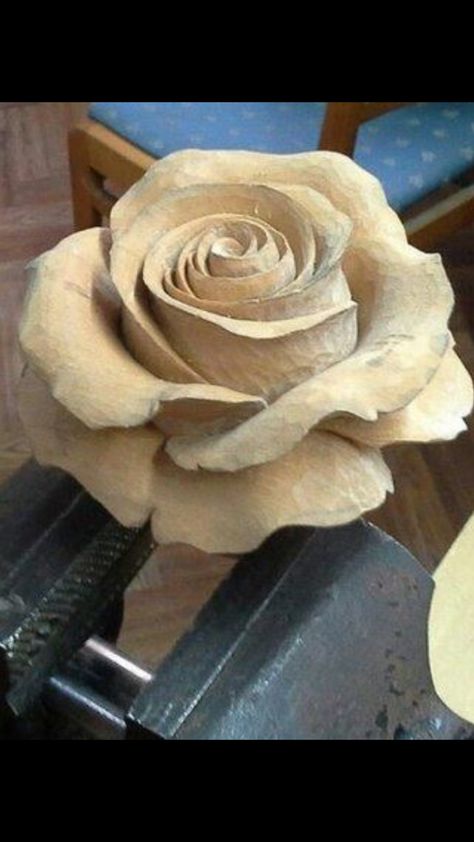 Best Wood For Carving, Wood Carving Furniture, Wooden Roses, Dremel Wood Carving, Chip Carving, Wood Carving Designs, Flower Carving, Wood Carving Patterns, Wooden Flowers