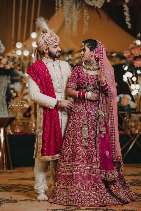 Couple Wedding Dress Indian Hindu, New Dulhan Pose, विवाह की दुल्हन, Bride Groom Photoshoot, Dulha Dulhan, Indian Bride Poses, Indian Bride Photography Poses, Wedding Kurta For Men, Bride Photos Poses