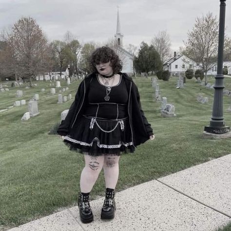 Plus Size Scene Outfits, Apple Shaped Body Outfits Plus Size, Fat Goth Girl, Emo Plus Size, Chubby Alternative Fashion, Fat Goth, Chubby Goth, Cute Goth Outfits, Goth Plus Size