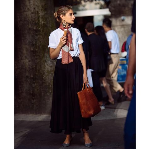 Rok Midi, Feminine Tomboy, Street Mode, Style Désinvolte Chic, Style Parisienne, Maxi Rok, London Outfit, Queer Fashion, Looks Street Style