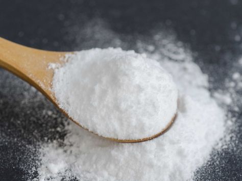 #Baking soda is the original when it comes to miracle products, dating all the way back to the ancient Egyptians who used a similar sodium carbonate mixture as soap. It’s one of the cheapest things you can buy with almost limitless uses for #cleaning and #beauty. Plus, it has magical #odor-eliminating properties, too. Cooking With Turmeric, Baking Soda On Carpet, Carpet Smell, House Smell Good, Homemade Cleaning Solutions, Natural Healing Remedies, Baking Soda Uses, Diy Remedies, House Smell