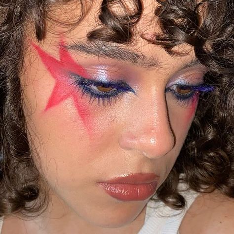 Stars On Face Makeup, Makeup Looks With Stars, Star Face Makeup, Makeup Looks Star, Red Star Makeup, Space Inspired Makeup, Star Makeup Ideas, Cool Make Up Looks, Pink Star Makeup