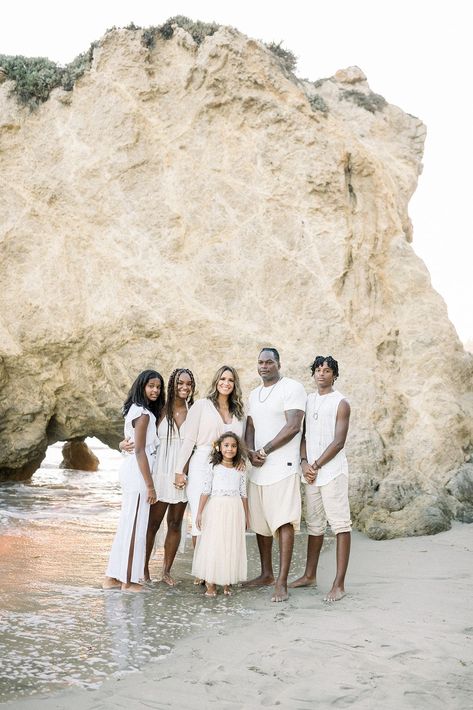 The top three family photoshoot locations in Los Angeles. Add these to your family photoshoot location bucketlist. Celebrity Family Photos, Los Angeles Family Photoshoot, Family Photoshoot Beach, Family Beach Photoshoot, Los Angeles Portrait Photography, Southern California Photoshoot Locations, Editorial Family Beach Photoshoot, Lifestyle Family Beach Session, Outdoor Family Portraits