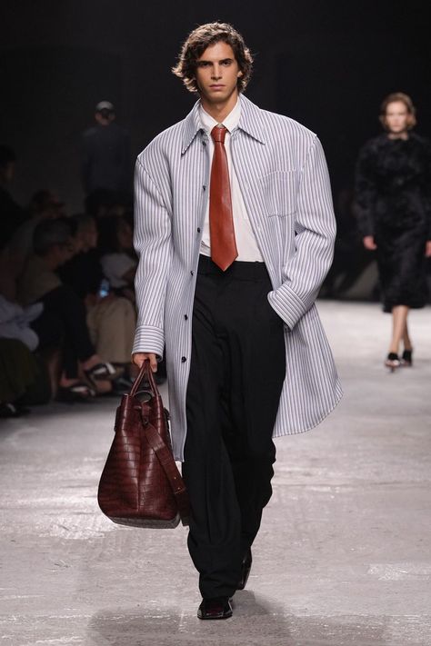 Margiela Runway 90s, Men Trends 2024, Men Couture Fashion, Elegant Outfit For Men, Suit Jacket And Jeans Mens, Male Runway Fashion, Unique Suits For Men, Men Fashion Runway, Unique Mens Fashion