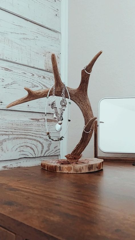 Diy Antler, Western Room Ideas, Antler Ideas, Deer Antler Decor, Country Bedroom Decor, Antlers Decor, Ranch House Decor, Western Bedroom Decor, Antler Crafts