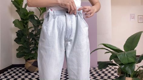 Have a pair of jeans that don�’t fit you because they’re too big? Follow this tutorial to learn how to take them in at the waist and make them fit. Jeans Too Big In Waist, Jeans Are Too Big, Jeans Too Big, Oversize Jeans, Jeans Tutorial, Ginger Jeans, Cold Weather Outfit, Plain Sweatshirt, Loungewear Outfits