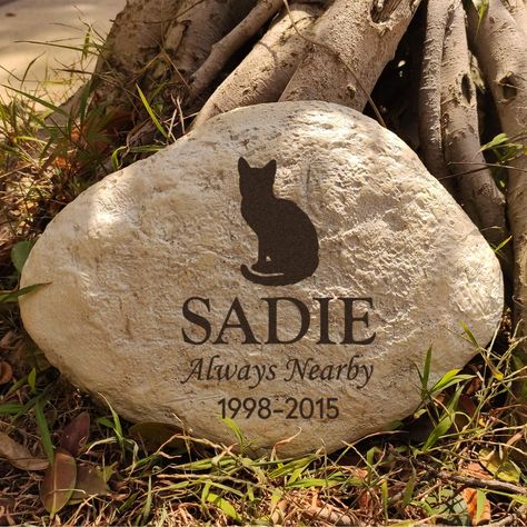 MARYTUMM Personalized Cat Memorial stone, Custom Cat Grave Markers, Cat Headstone, Cat Memorial Plague, Cat Loss Gift: Amazon.co.uk: Garden & Outdoors Cat Headstone Ideas, Pet Tombstone Ideas, Cat Grave Ideas, Pet Grave Marker Diy, Cat Headstone, Memory Stones, Grave Ideas, Cat Grave Marker, Pet Stones