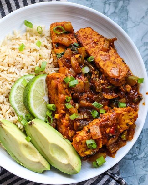 This vegan "pollo" guisado, is a take on the classic Dominican stewed chicken I grew up with. Still bursting with classic Latin spices and easy to make! Vegan Thanksgiving Main Dish, Thanksgiving Main Dish, Healthy Vegan Dinner Recipes, Healthy Vegan Dinner, Gluten Free Soy Sauce, Vegan Thanksgiving, Chicken Stew, Tempeh, Vegan Dinner Recipes