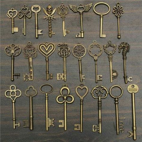 Key Crafts, Anniversaire Harry Potter, Key Charms, Old Keys, Vintage Key, Antique Keys, Key Jewelry, Vintage Keys, Key To My Heart