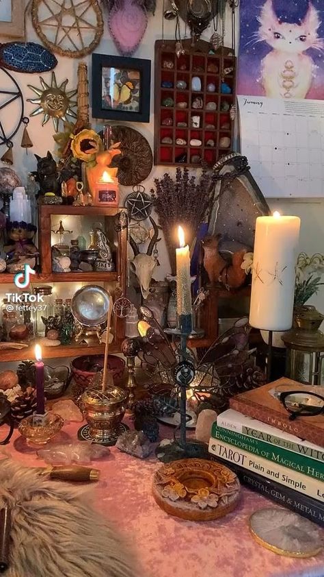 Witch Desk Ideas, Witches Altar Ideas, Witchcraft Altar Ideas, Altar Table Ideas, Witch Altar Ideas, Witch Room Ideas, Witchcraft Bedroom, Witchy Rooms, Witch Altar Inspiration