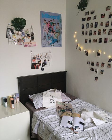 Carat Room Decor, Kpop Themed Bedroom, Svt Room Decor, Seventeen Bedroom, K Pop Room Ideas Aesthetic, Seventeen Room Decor, Kpop Fangirl Aesthetic, Room Goals Aesthetic, Carat Room