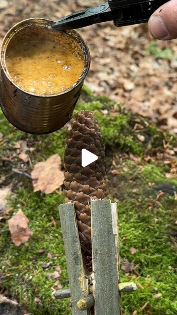 Survival Hacks Wilderness, Wilderness Survival Skills Life Hacks, Survival Life Hacks Camping Ideas, Bushcraft For Kids, Bushcraft Campsite, Campfire Ideas, Bushcraft Projects, Camp Projects, Survival Videos