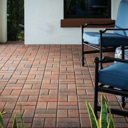 Patio Paver Patterns & Design: Trends in Paver Laying Patterns Paver Patterns Design, Patio Edging, Paver Patterns, Brick Paver Patio, Pavers Design, Aesthetic Patio, Paver Designs, Pavers Backyard, Outdoor Paving