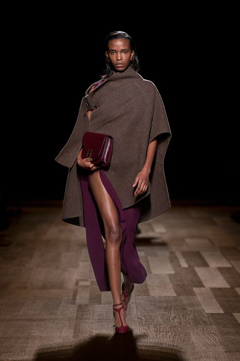 Ferragamo Fall 2024 Ready-to-Wear https://www.vogue.com/fashion-shows/fall-2024-ready-to-wear/salvatore-ferragamo/slideshow/collection#21 Fashion Forecasting, Couture Mode, Autumn Dress, Spring Fashion Trends, Fashion Weeks, Mode Inspo, Suit Fashion, Fall 2024, Fall Winter Outfits