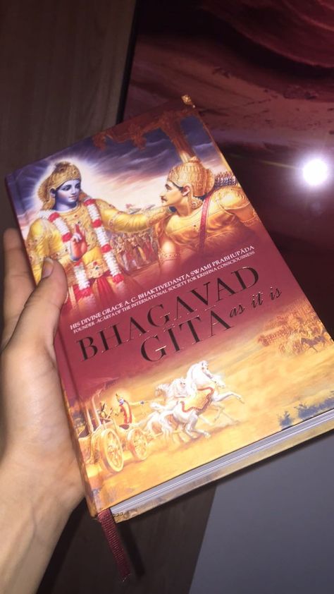 Bhagwat Gita Book Images, Bhagwat Geeta Aesthetic, Reading Bhagwat Geeta, Bhagavad Gita Book Photography, Gita Book Photo, Gita Aesthetic, Drink Boy Pic, Hands With Drip In Hospital, Bhagwat Geeta