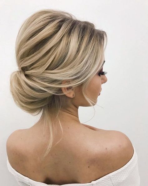 Whether a classic chignon, textured updo or a chic wedding updo with a beautiful details. These wedding updos are perfect for unique style and hoping to Bridesmaid Hair Tutorial, Sanggul Modern, Blonde Updo, Classic Updo, Updos For Medium Length Hair, Bridesmaid Hair Updo, Wedding Hair Inspiration, Low Bun, Penteado Cabelo Curto