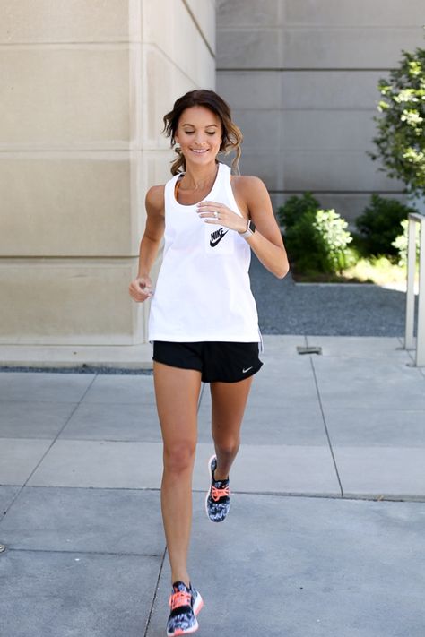 Texas-based blogger Lauren Kay Sims recently completed her third half-marathon in Napa, Calif., and she took she took some diligent Run Outfit For Women, Running Fits, Sportwear Outfit, Cute Running Outfit, Lauren Kay Sims, Running Outfit, Running Clothes Women, Running Wear, Workout Outfits