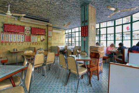 A landmark on Temple Street. Mido Cafe is an old style tea house, a rare find in Hong Kong. Hk Restaurant, Hong Kong Architecture, Hong Kong Restaurant, Hong Kong Cafe, Hong Kong Food, Chinese Interior, Cafe Concept, Korat, Hong Kong Travel