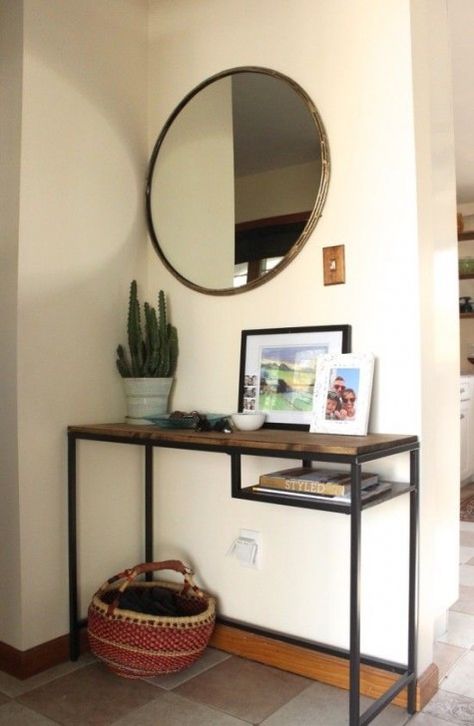 a simple and stylish entryway console of an IKEA Vittsjo desk that got a wooden tabletop for a more rustic look Ikea Hall, Ikea Lisabo, Ikea Mud Room, Ikea Bissa, Small Living Room Table, Ikea Hack Living Room, Foyer Storage, Ikea Bench, Ikea Vittsjo