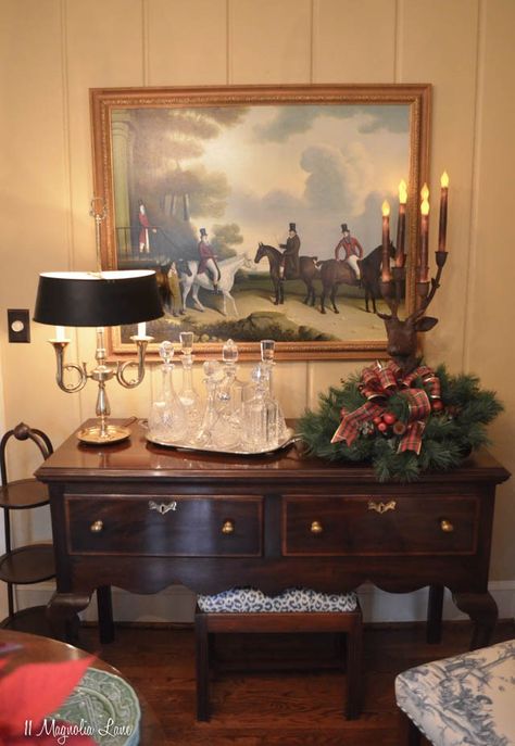 English Hunting Decor, Bookcase Arrangements, Fox Hunting Decor, Equestrian Home, Southern Decor, Fox Hunt, English Country Decor, Hunting Decor, English Country Style