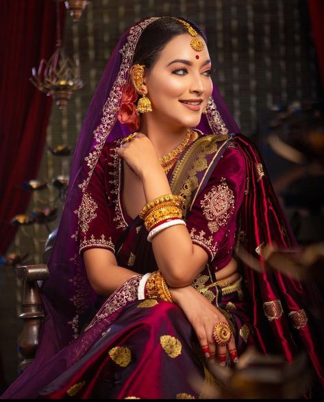 Bengali Wedding Look Bridal, Shalu Saree For Bride, Reception Look Bengali Bride, Bengali Bridesmaid, Modern Bengali Bride Reception Look, Bengali Bride Reception Look Saree, Benarasi Saree Bengali, Bengali Reception Look, Bengali Bride Traditional Look