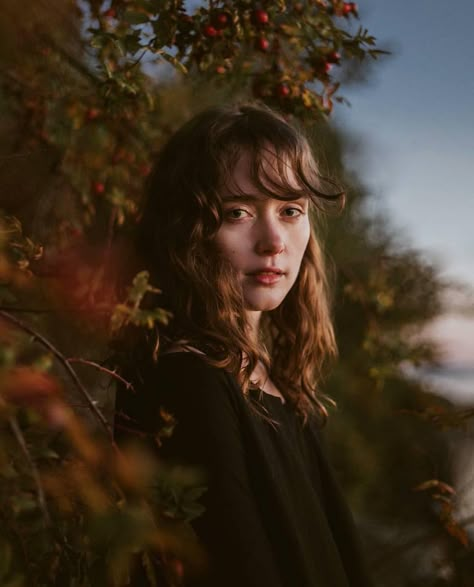 Environmental Portraits Outdoor, Portraits In Forest, Tree Portrait Photography, Overcast Photography Portraits, Woodland Portrait Photography, Autumn Portrait Photo Ideas, Fall Forest Senior Pictures, Forest Portrait Photography Female, Dark Woodsy Photoshoot