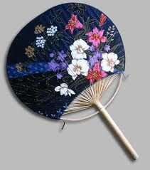 Uchiwa Chinese Fans, Japanese Fan, Church Crafts, Paper Fans, Circle Art, Hand Held Fan, Japanese Crafts, Hot Flashes, Japanese Paper