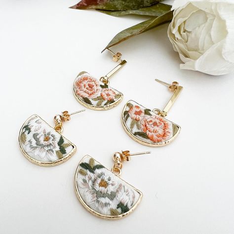 Flowers for you🫶🏻 Magnolia and peony earrings are on my Etsy shop. #floralillustration #flowerstagram #floralgarden #romanticacademia #embroiderersofinstagram #embroideredjewelry #modernembroidery #botanicaljewelry #naturejewelry #romanticstyle #vintagestyle #romantisizeyourlife #vintagejewelry #botanicalart #tinyembroidery #flowerearrings #floralearrings #botanicalearrings #naturejewelry Peony Earrings, Romantic Academia, Instagram Flowers, Botanical Earrings, Flowers For You, Botanical Jewelry, Modern Embroidery, June 21, Floral Garden