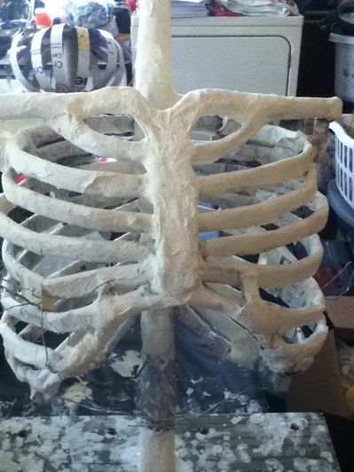 paper mache ribcage Muzică Rock, Halloween Forum, Halloween Props Diy, Paper Mache Art, Paper Mache Crafts, Cat Air, Fantasias Halloween, Creepy Halloween, Halloween Deco