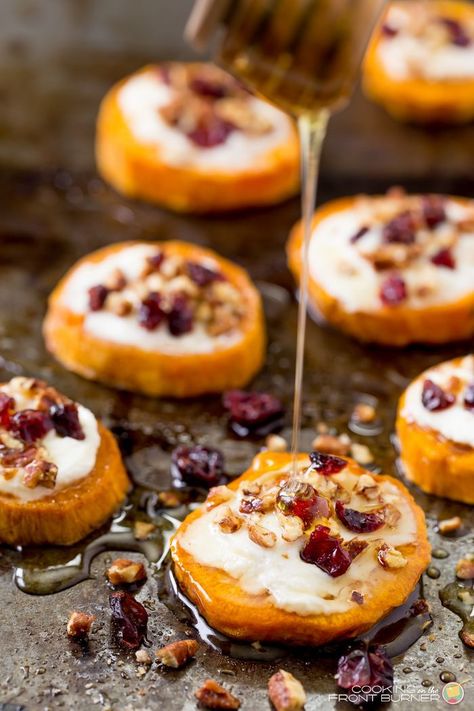 Sweet Potato Rounds with Goat Cheese drizzled with honey Honey Appetizers, Sweet Potato Rounds, Potato Rounds, Goat Cheese Appetizer, Cheese Appetizer, Thanksgiving Appetizers, Cheese Appetizers, Holiday Cooking, Small Bites