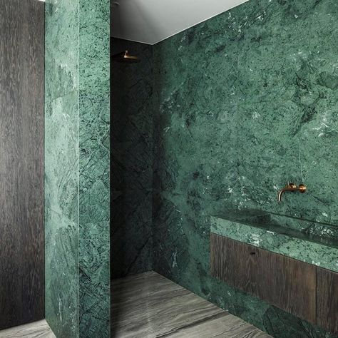 Bathroom Green Marble, Green Marble Flooring, Black Bathroom Interior, Green Marble Kitchen, Green Marble Bathroom, Mountain House Interior, Exterior Bathroom, Bathroom Design Styles, Beautiful Bathroom Designs