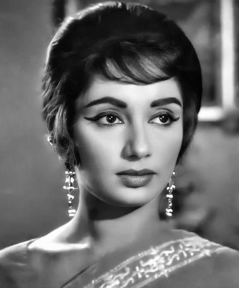 Retro Look Bollywood, Sadhana Actress, Old Bollywood Actress, Indian Retro, Bollywood Makeup, Bridal Jewellery Inspiration, Bollywood Pictures, Retro Bollywood, Black And White Movie