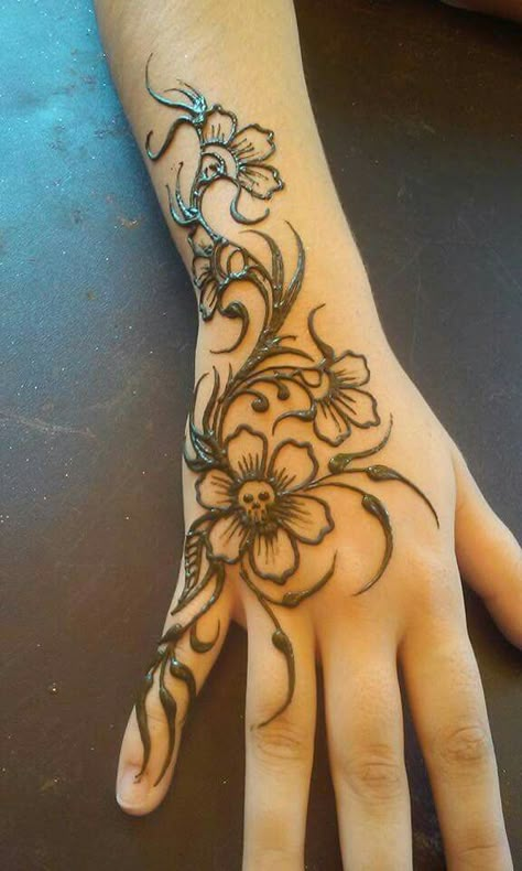 I like the skull in the midst of the design Emo Henna Designs, Goth Henna Designs, Henna Designs Arm Sleeve, Goth Henna, Y2k Henna, Henna Skull, Henna Designs Arm, Small Henna Tattoos, Wrist Henna