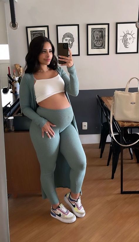 Mom Bod Before And After, Pregnant Cute Outfits, Crop Top Maternity Outfit, Pregnet Outfits Pregnancy Fashion, Spring Outfits Pregnant, Maternity Crop Top Outfits, Best Maternity Clothes, Private Gender Reveal Ideas For Couple, Pregananant Outfits