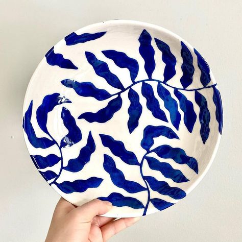 @ceramics.lovers shared a photo on Instagram: “Blue ceramic bowl 💙 made by @birdstone_ceramics” • Feb 8, 2021 at 4:27pm UTC Botanical Ceramics, Ceramic Cafe, Painted Ceramic Plates, Ceramic Serving Bowl, Diy Pottery Painting, Pottery Lessons, Beginner Pottery, Hand Painted Bowls, Pottery Painting Designs